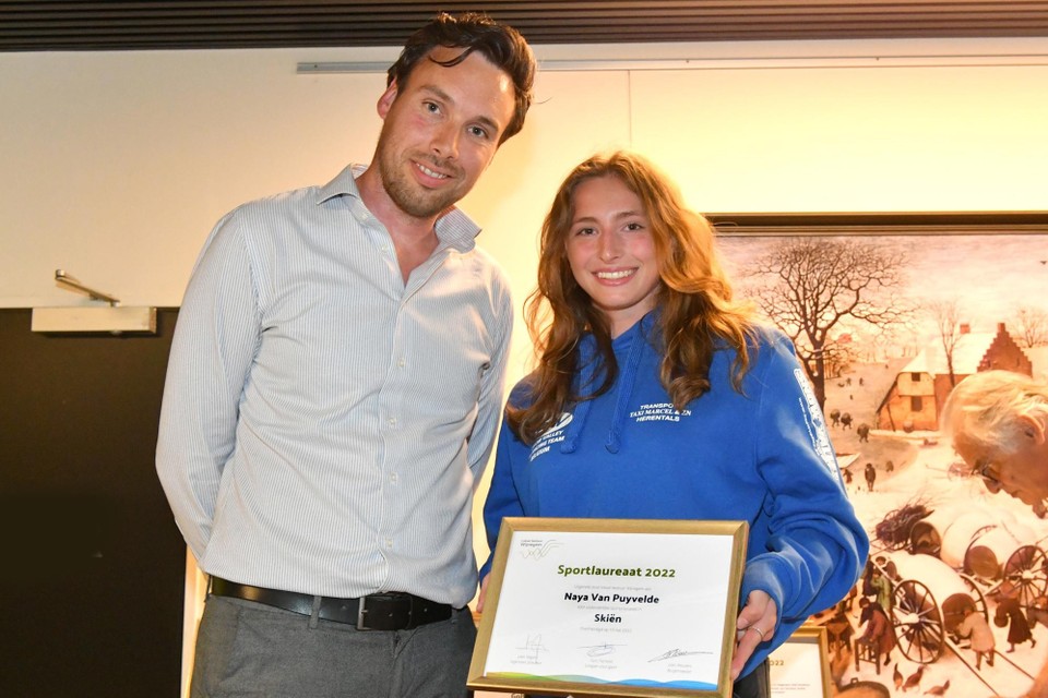 Groot skitalent Naya Van Puyvelde kreeg haar diploma van schepen Tom Tachelet. 