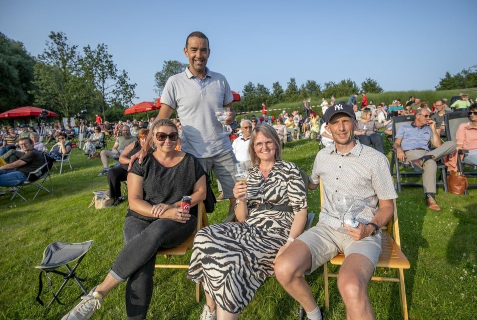 Sally Jansen, Johan Verbist, Martine Paepen en Joël Mariën genieten zichtbaar van zon, drank en Piv.