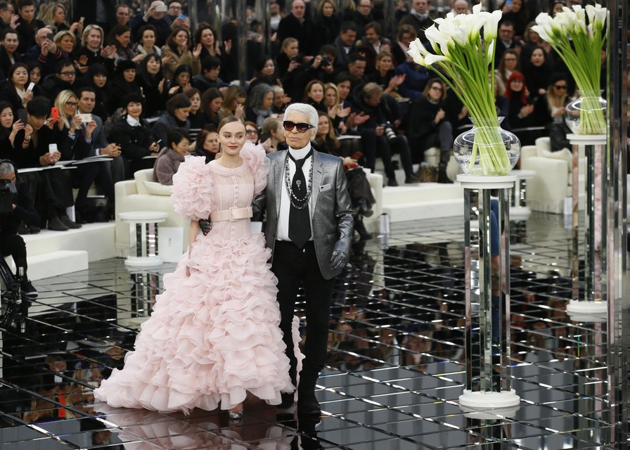 Lily-Rose Depp en Karl Lagerfeld tijdens de ‘Chanel Haute Couture’-show in 2017 