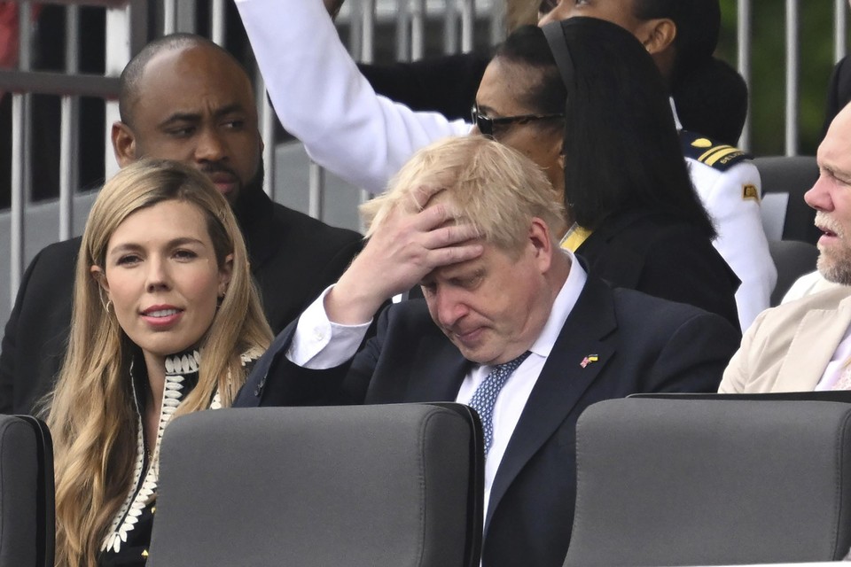 Boris Johnson zondag tijdens de jubileumviering voor koningin Elizabeth. 