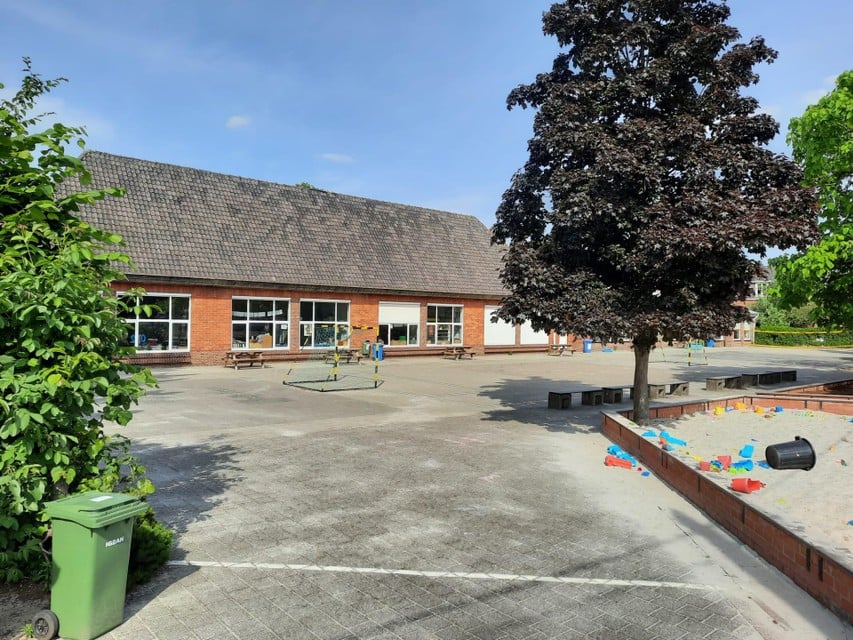 De speelplaats van de gemeenteschool in Massenhoven.