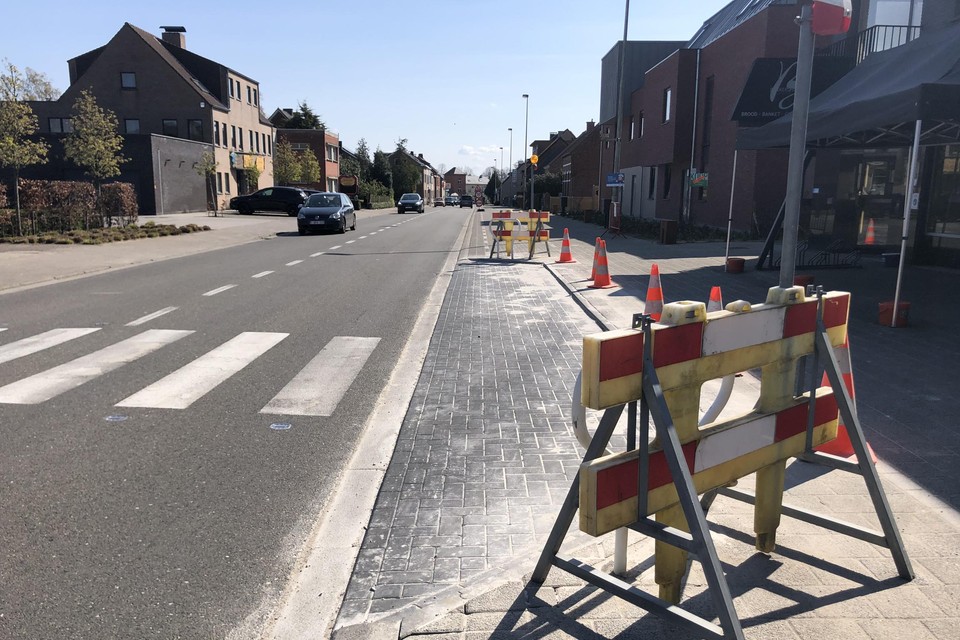 Het fietspad versmalt niet, maar wordt rond de parkeerstrook heen geleid.