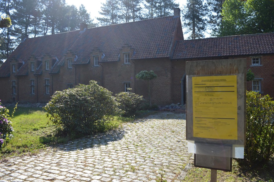 De inplanting van de padelvelden komen nu helemaal aan de andere kant, rechts van deze hoeve, bijna tegen de Liersebaan, en niet meer waar vroeger de oude tennisvelden lagen.