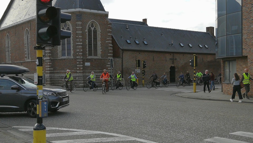 De omgeving van Sint-Dimpna blijft voor fietsers een gevaarlijke buurt door het doorgaande en vaak zware verkeer.
