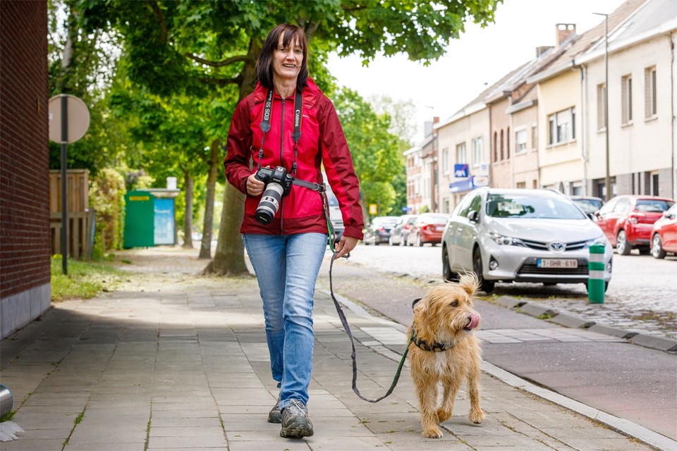 Christel Wellens, op wandel met haar hond Tony en haar fototoestel. 