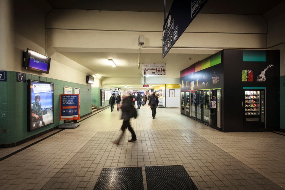 In het station van Mechelen vroeg de kerel aan een slachtoffer hoe laat het was. Toen de jongeman zijn gsm bovenhaalde, griste de dief die uit zijn handen.
