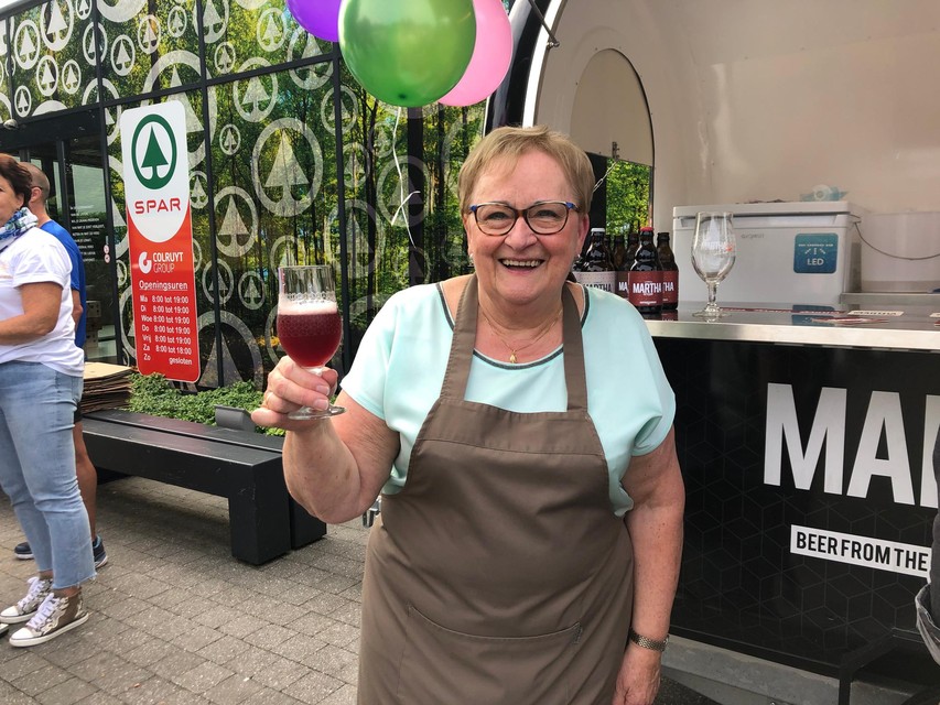 Martha Roes geniet van een glaasje Martha-bier.