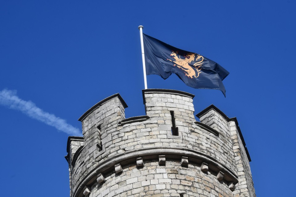 De Brabantse vlag wappert opnieuw boven het Steen.
