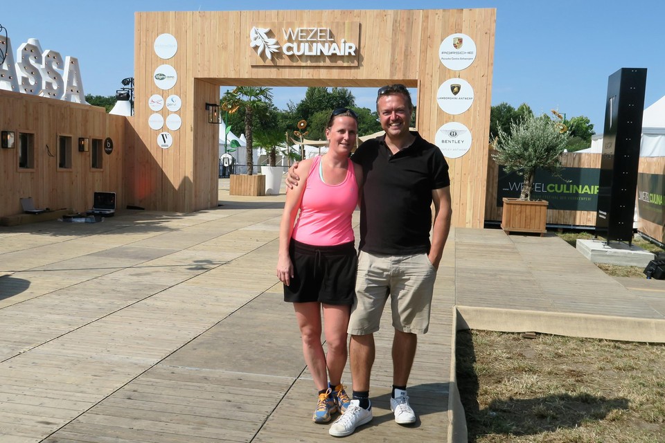 Organisator Michel Van Genechten met echtgenote Karen Persyn voor de imposante inkompartij van Wezel Culinair, die meteen de toon zet voor wat er binnen allemaal te beleven valt. 