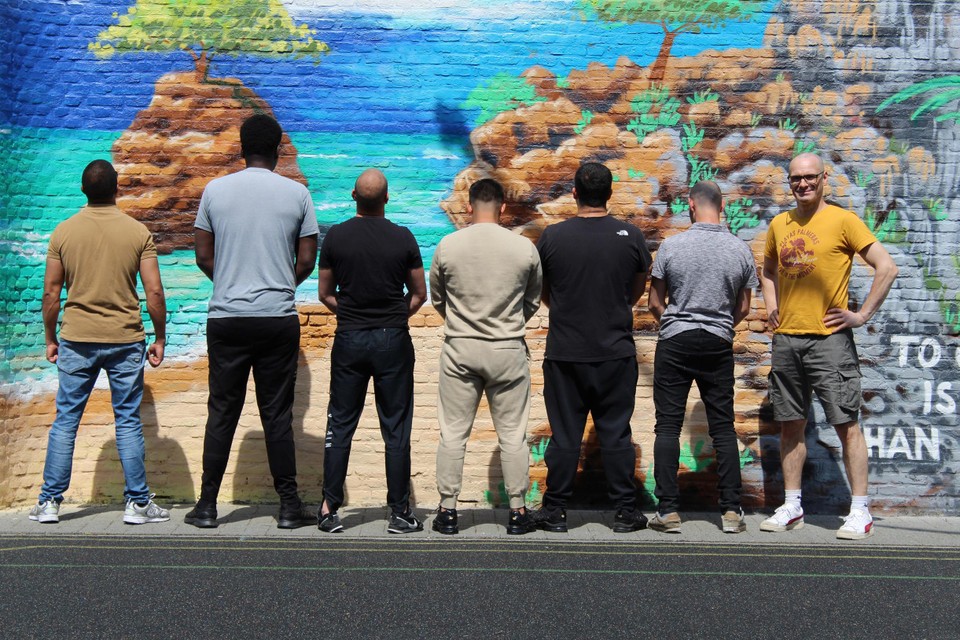Elf gedetineerden werden voor het maken van de graffitimuur begeleid door Sven Hardies. 