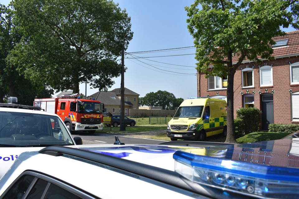Politie, brandweer en ziekenwagen kwamen ter plaatse toen de man zich in zijn woning verschanste.
