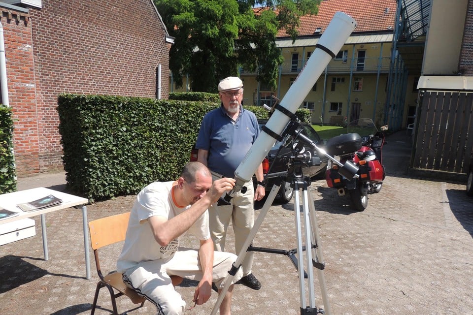 Paul De Rydt (midden) organiseert met zijn team ook de zonnekijkdag.