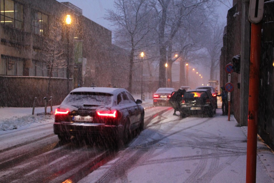 Tijdens een sneeuwstorm is het voor fietsers en voetgangers nog gevaarlijker in de Kasteeldreef.