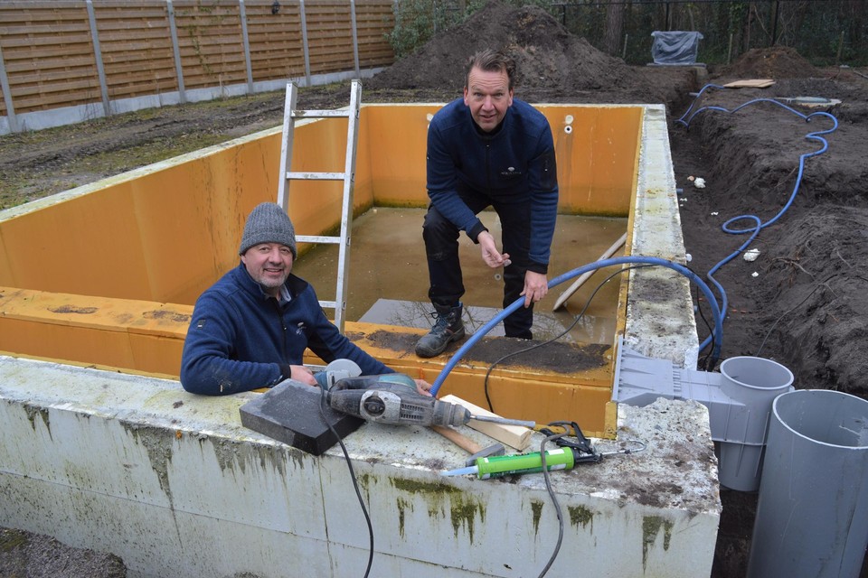 Hans Luyten en Sven Milans van Aqua Vida Pools in Boom helpen Marc Smits uit de nood, maar ze moeten veel fouten rechtzetten.