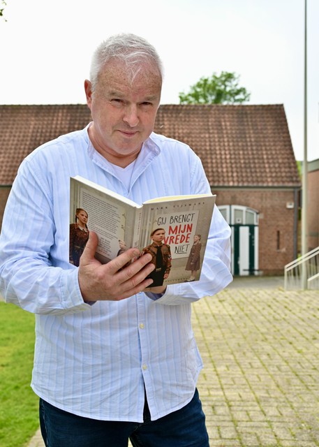 Mark Tijsmans met zijn 22ste boek.