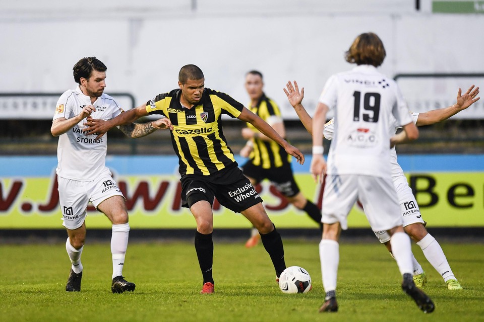 Jason Adesanya houdt Maxim Deckers van Cappellen op afstand.