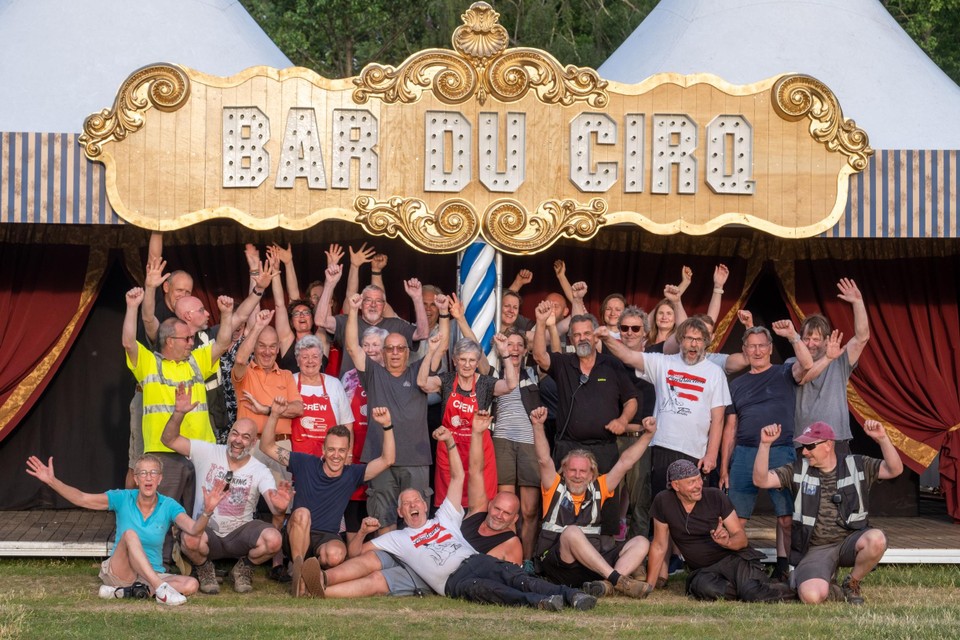 De ploeg van de Kaaimannen die met de opbouw bezig is.