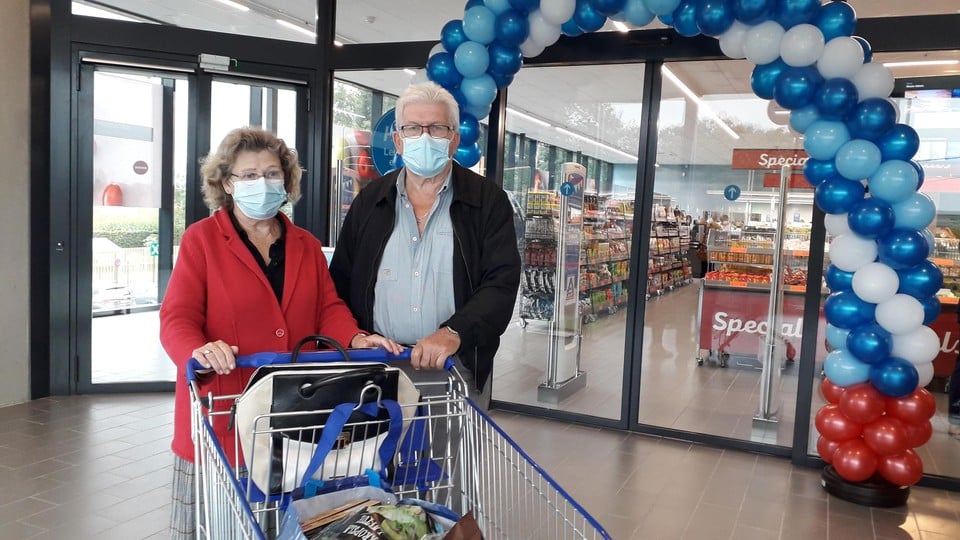 Rosa en Pierre Van Reempts vinden het aangenamer winkel in de brede wandelgangen.
