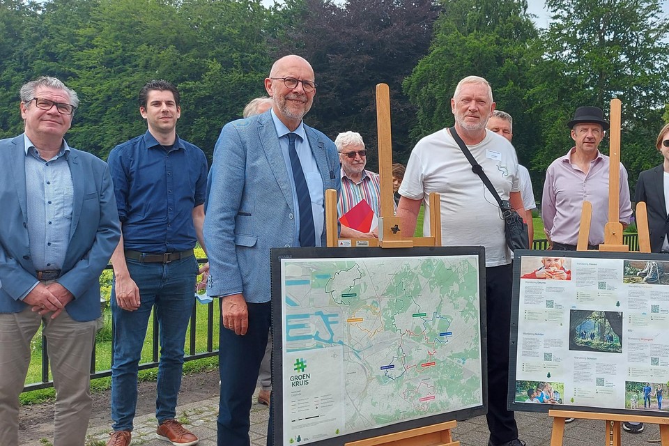 Gedeputeerde Luk Lemmens met N-VA-schepenen uit de stadsrand in het Rivierenhof bij de voorstelling van de zeven nieuwe wandelroutes door het Groen Kruis.