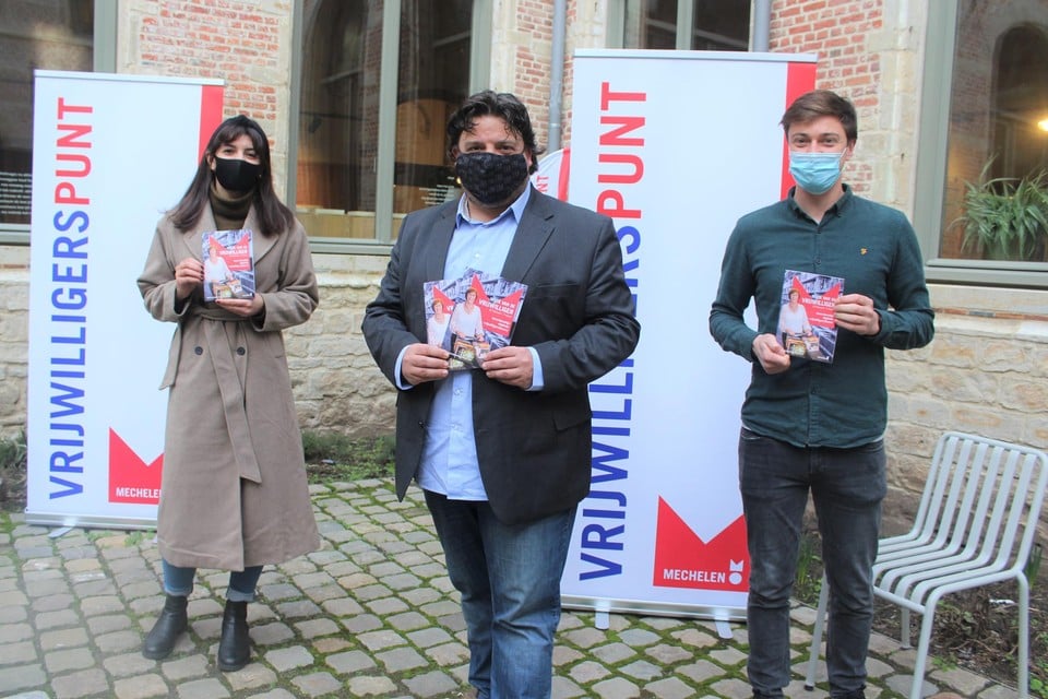 Schepen van Sociale Cohesie Björn Siffer tussen gemeenteraadsleden Elisabet Ökmen en Mats Walschaers.