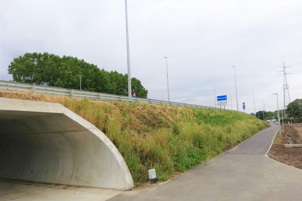 Tussen de fietstunnel onder de R6 en de Antwerpsesteenweg loopt nu een definitief fietspad. 