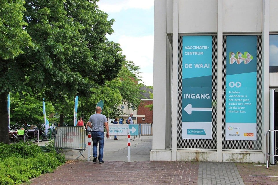 Vanuit vaccinatiecentrum De Waai in Geel zijn deze week alle uitnodigingen voor twaalf- tot vijftienjarigen de deur uitgegaan.