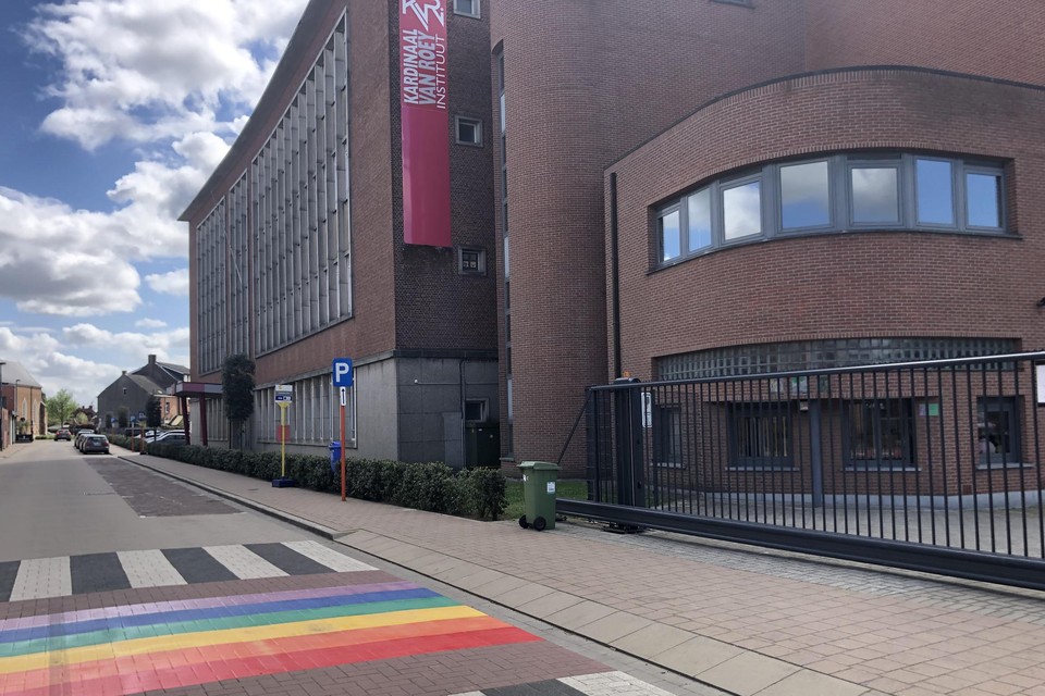 Aan de schoolpoort werd al een regenboogzebrapad geschilderd.