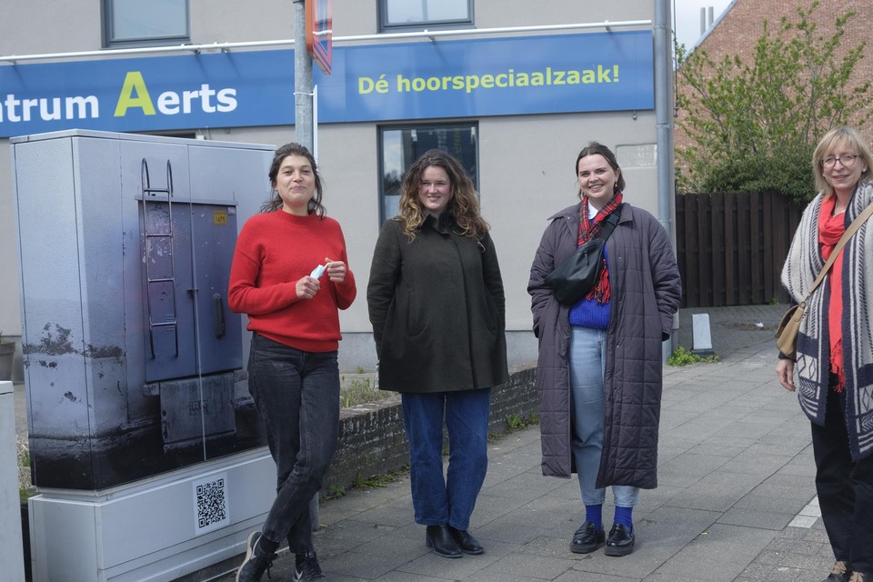 Kunstenaars Lola Daels, Polien Boons en Marion Beeck en schepen Mieke Van den Brande.