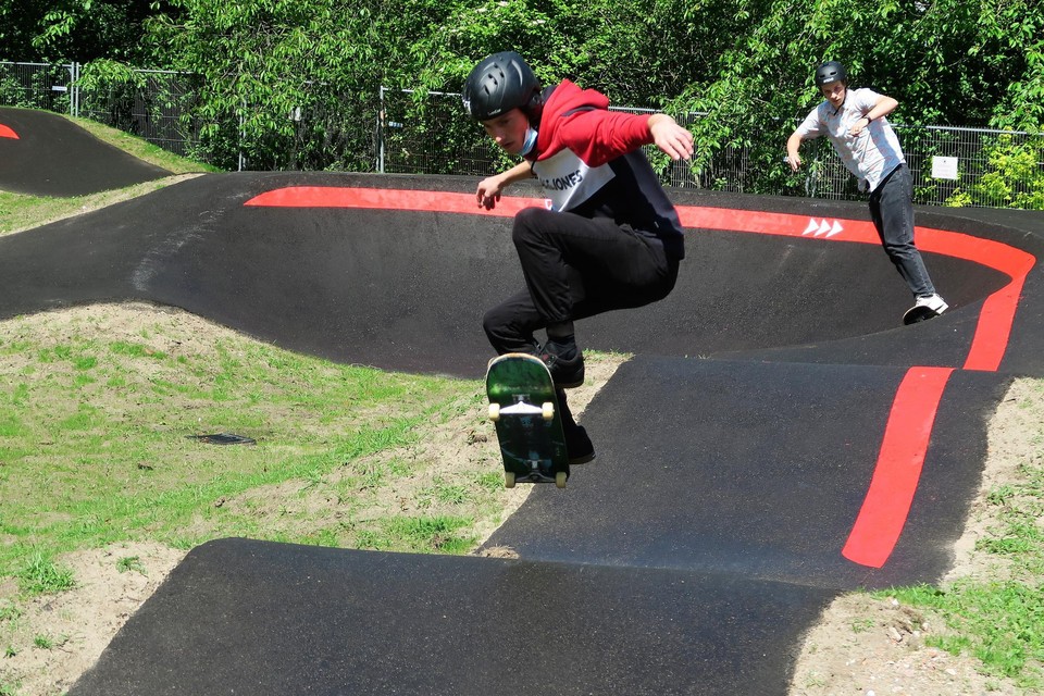 Een pumptrack is een circuit met geasfalteerde heuvels en kuilen.