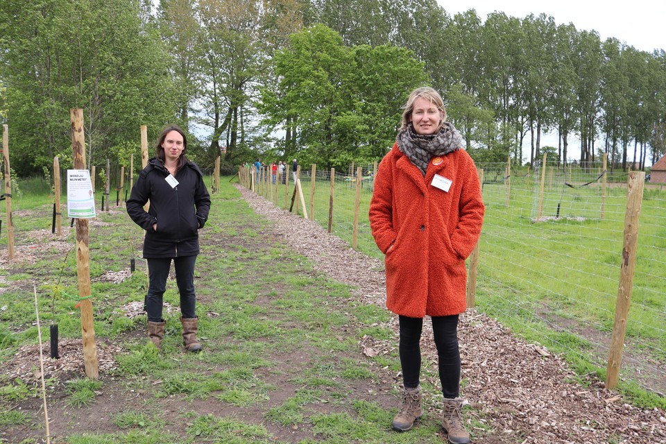 Stéphanie De Caluwé en Ina Van Hoye van Pomona openden zondag het eerste ‘eetbare bos’ in Meerdonk.