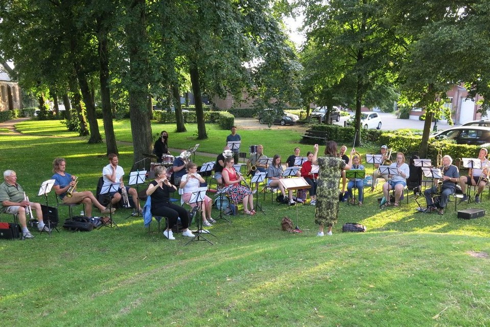 De repetities zijn intussen hervat: coronaproof in openlucht.