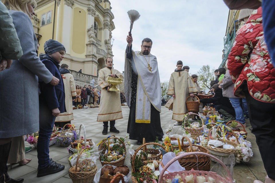 Een priester in Lviv zegent manden met traditioneel gebak en beschilderde eieren voor orthodox Pasen. 