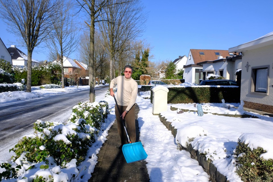 Marcel in actie met de schop in de sneeuw.