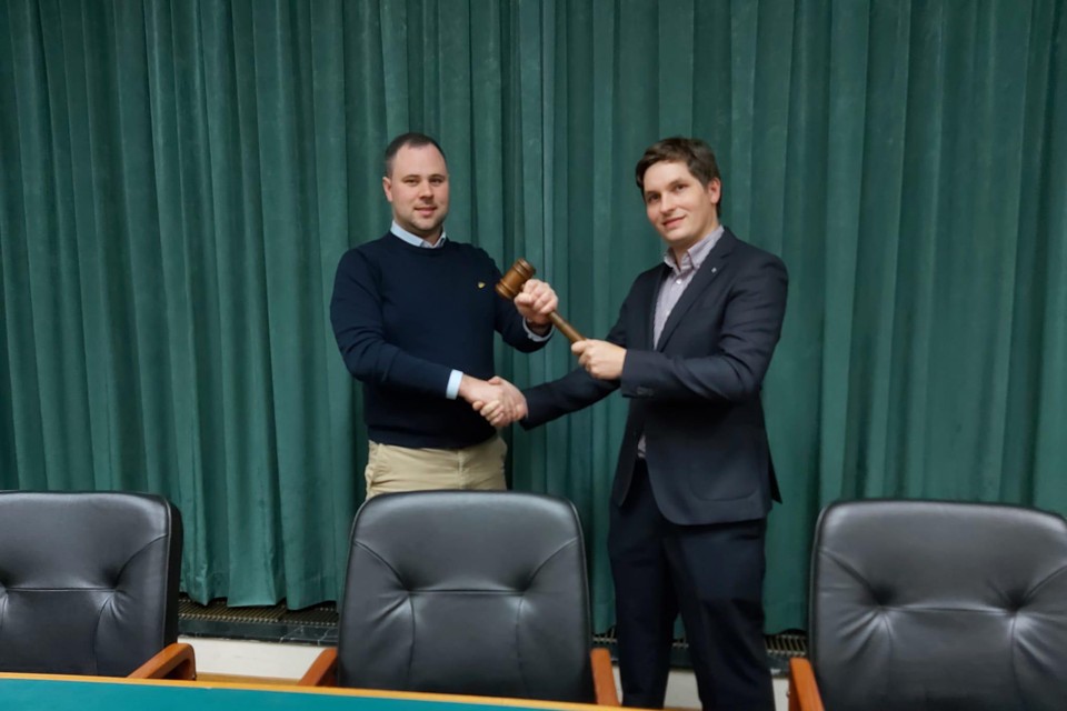 Philip Lemal en schepen Pieter Smits zijn twee van de jongeren in de gemeenteraad.