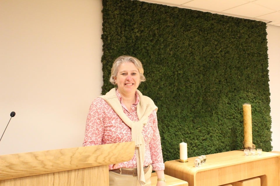Ann Schillebeeckx poseert trots in de nieuwe aula.