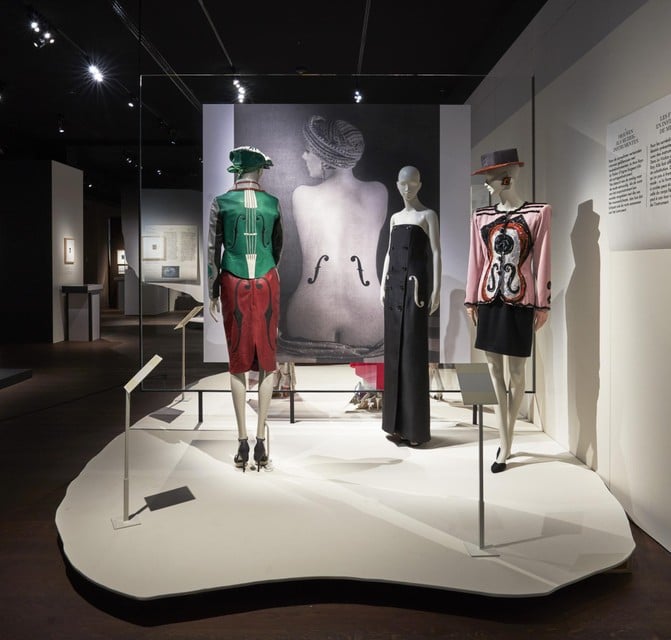 De beroemde foto Le violon d’ Ingres van Man Ray (achteraan) bracht meerdere  modeontwerpers op ideeën.