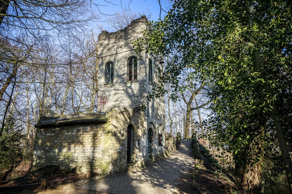 De torenruïne in het Boekenbergpark.