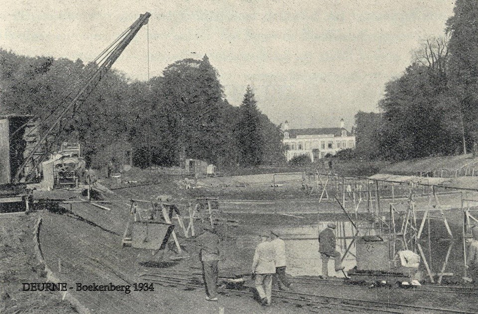 De bouw van de vijver in het Boekenbergpark in 1934. De huidige zwemvijver is pas later, in 2007, aangelegd. 