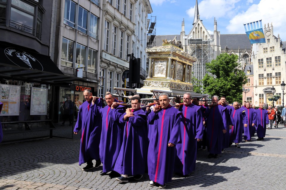 Het reliekschrijn van Sint-Rumoldus wordt door zestien vrijwilligers door de straten gedragen.