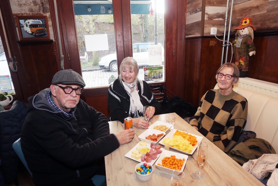 Frieda Otten (83, rechts)) en Guido Bollaerts zijn de oudste vrouw en oudste man in Lillo.