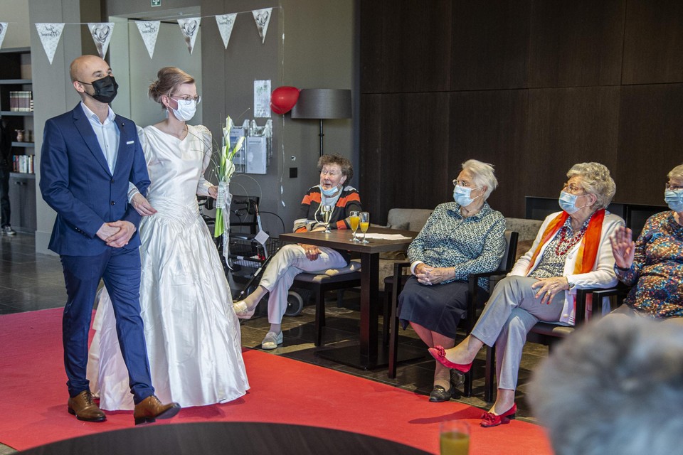 Op de rode loper passeert het ene bruidsensemble na het andere.