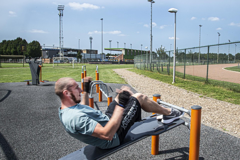 Fitnesstoestellen genoeg om buiten te sporten bij De Leunen.