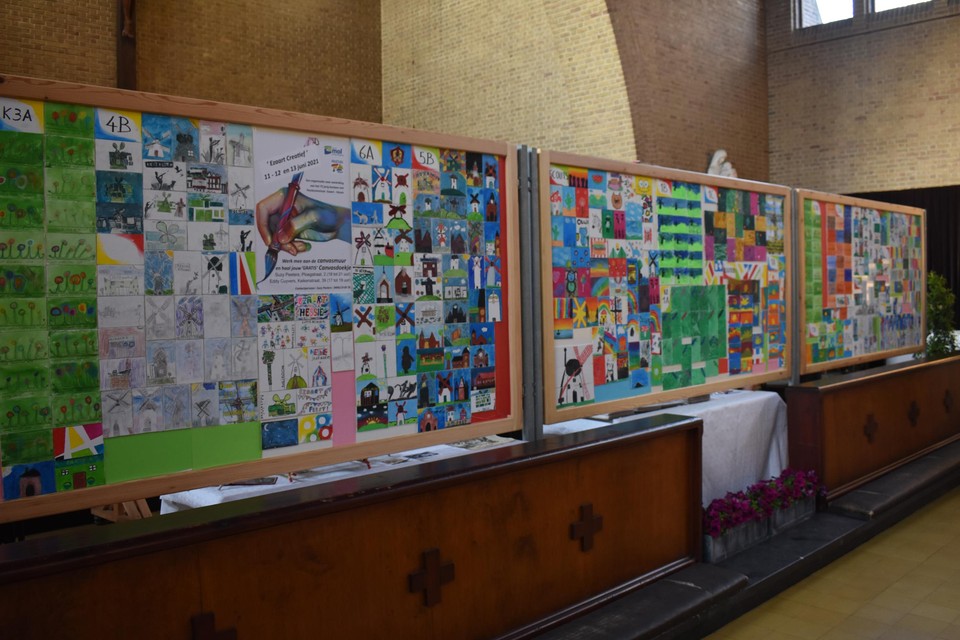 De kinderen van de plaatselijke school en scouts maakten kunstwerkjes voor deze canvasmuur.