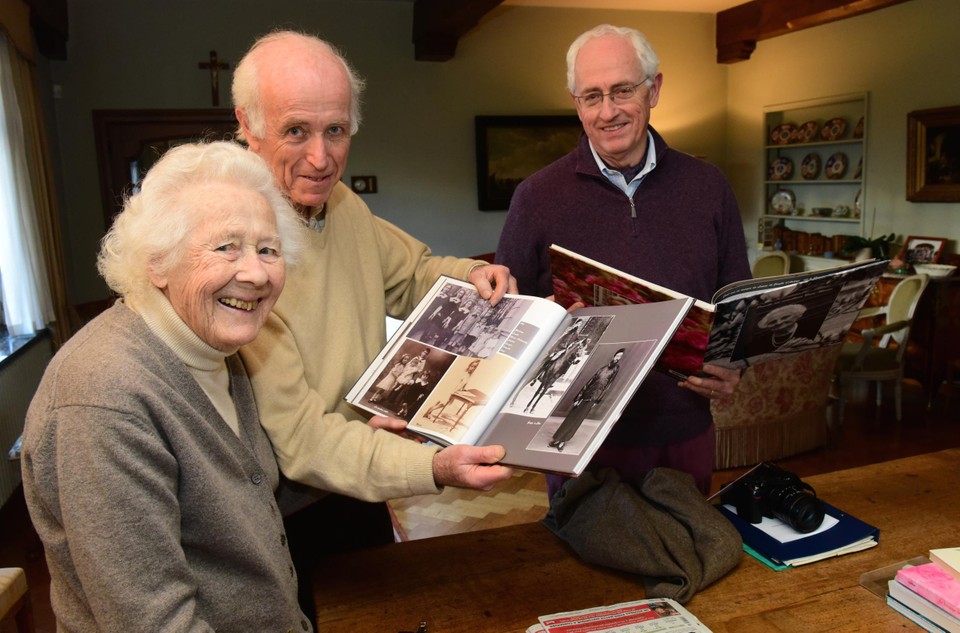 Met haar twee zonen Thierry en Charles met het jaarboek van de heemkundige kring. 