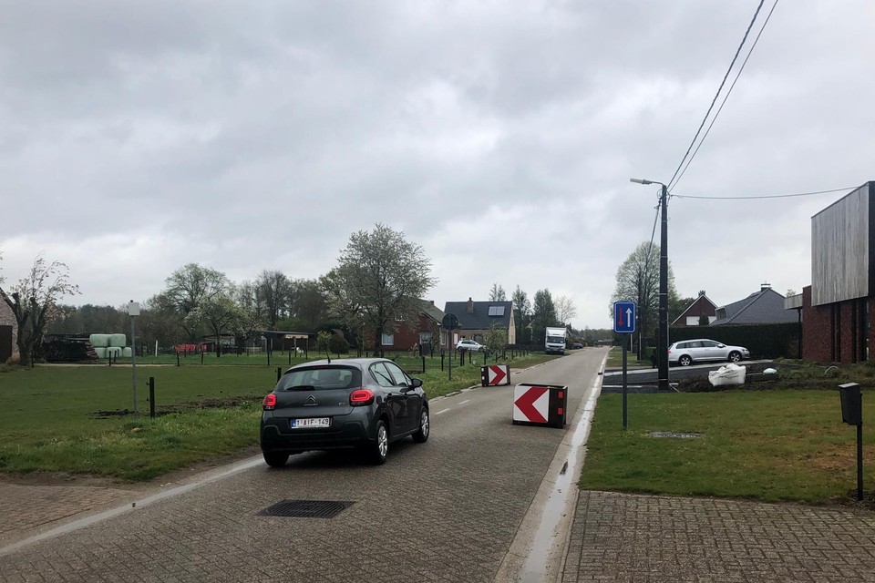 De bestaande asverschuivingen in de Valvekenstraat in Lille krijgen een definitief karakter en worden in plantvakken aangelegd.