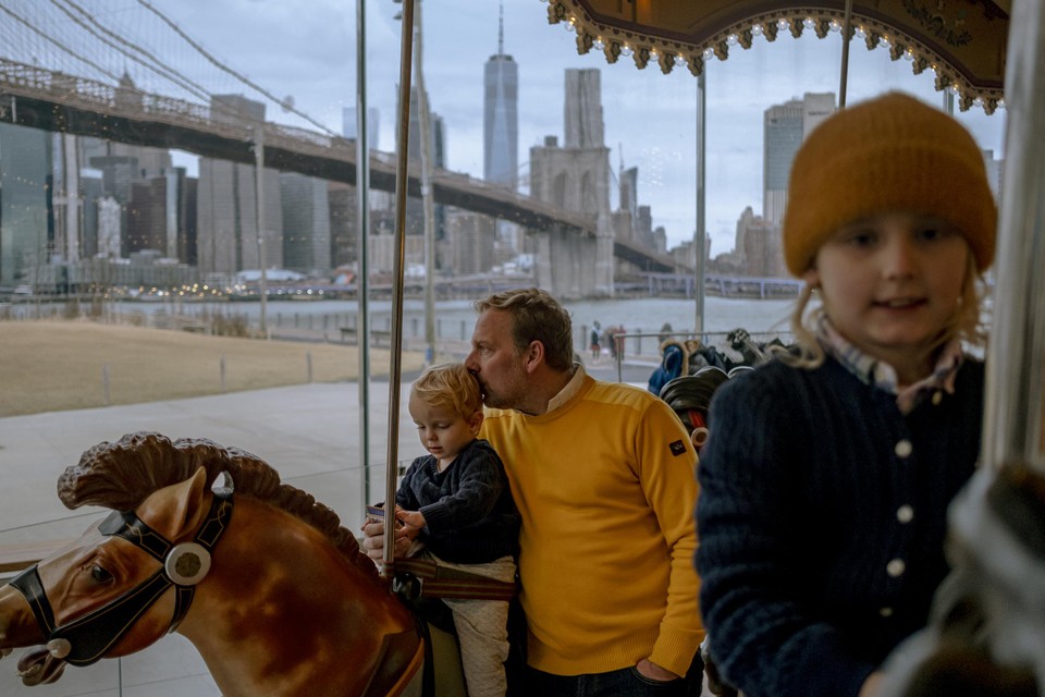 Patrick met Marie en Matteo op de draaimolen bij Brooklyn Bridge Park. 