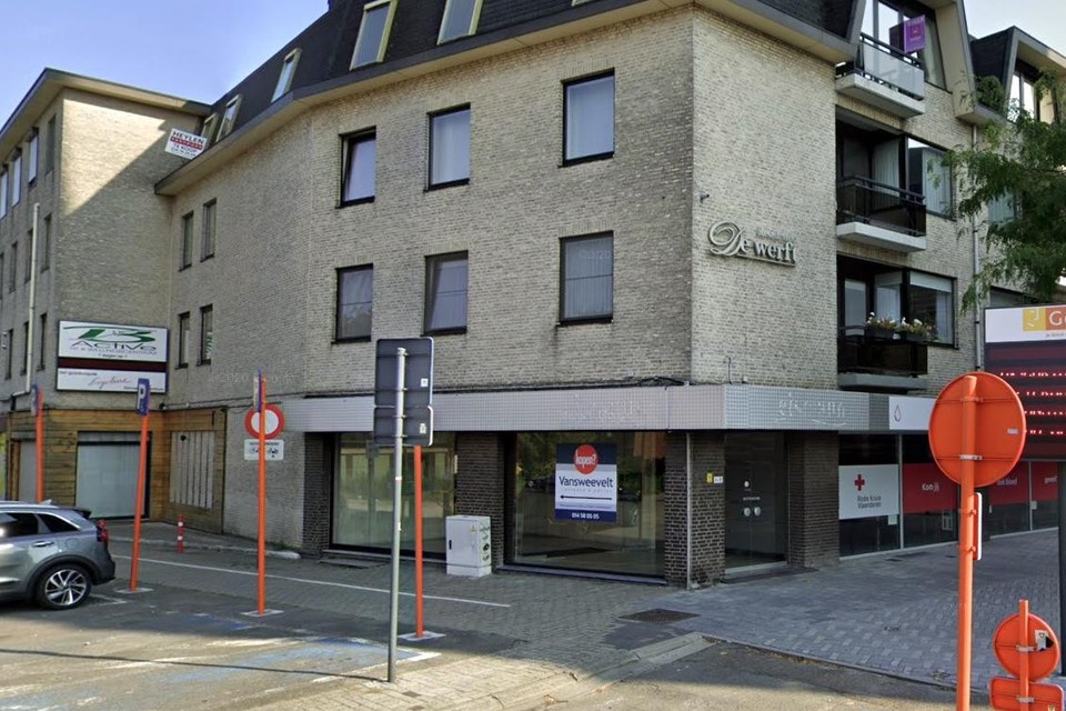 Het vaccinatiecentrum wordt ondergebracht in de lege fitnesszaak (links) achter de Sint-Amandskerk op de Markt.