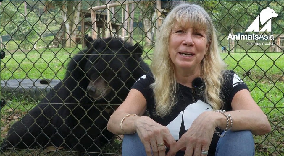 Grote baas Jill Robinson van Animals Asia maakt bij haar beren bekend dat Maarten Willems de Empathy-in-Action-award voor Europa wint. 
