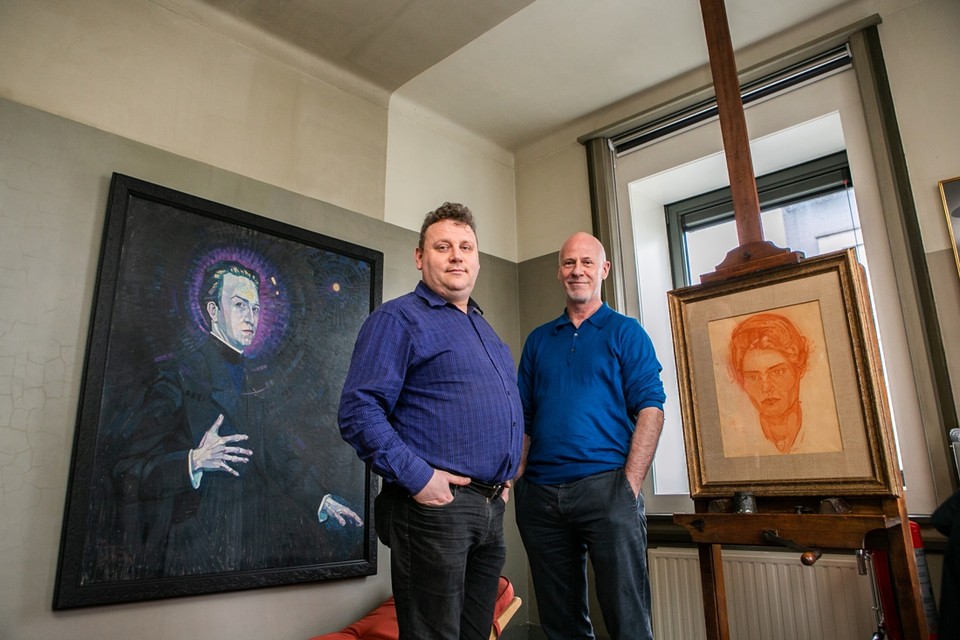 Regisseur Ritchie Vermeire en Jan Roberts van het Letterenhuis in de atelierkamer, tussen een zelfportret van Jozef Peeters en een portret van zijn vrouw. 