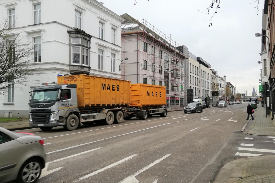 De Hendrik Consciencestraat krijgt nu veel zwaar vrachtverkeer te slikken.